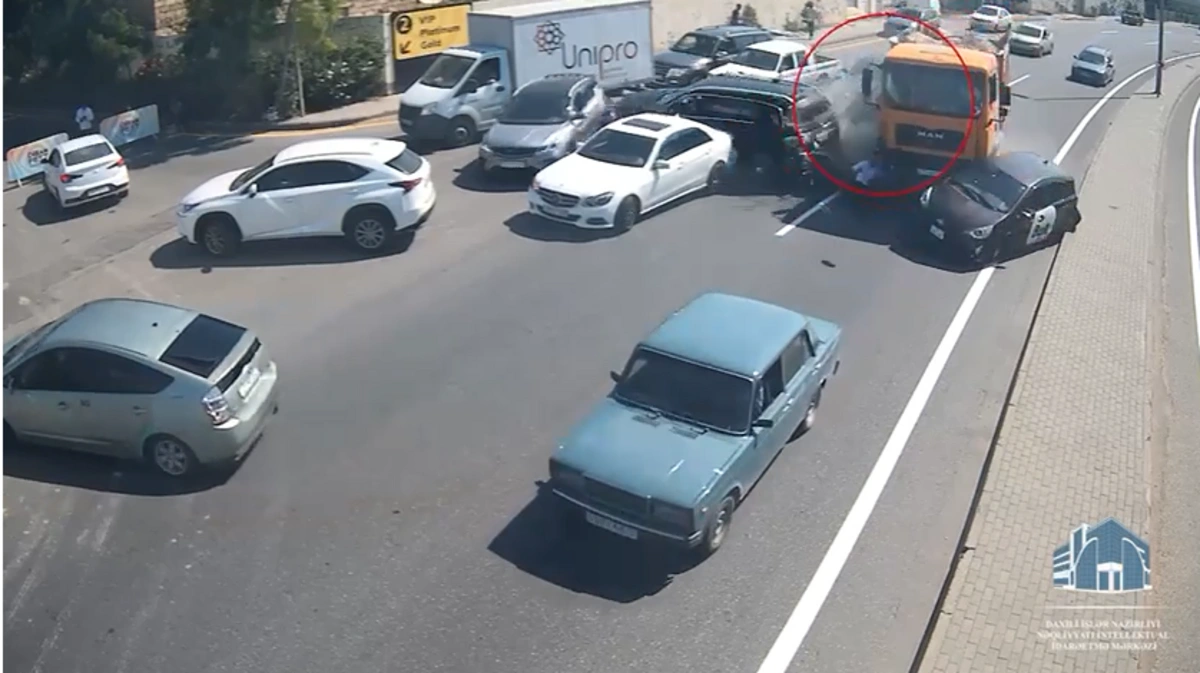 “KamAZ” gənci metrlərlə sürüdü: 2012 qəzanın ən dəhşətliləri ANBAAN kamerada