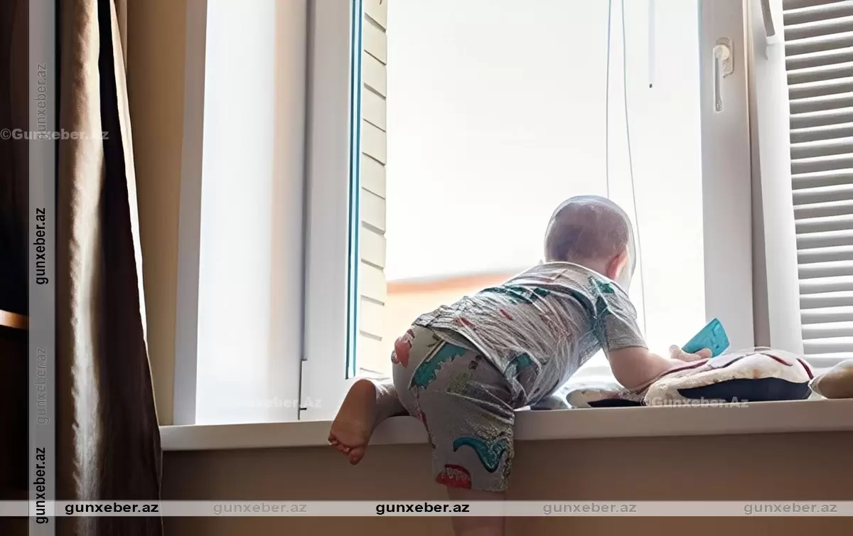 Gəncədə üç yaşlı uşaq çoxmərtəbəli binadan yıxılaraq ÖLDÜ