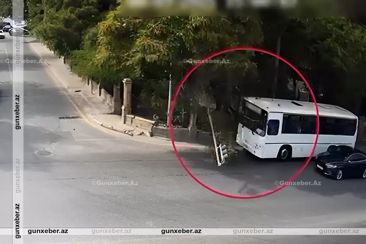 Bakıda sərnişin avtobusu işıqfora çırpıldı